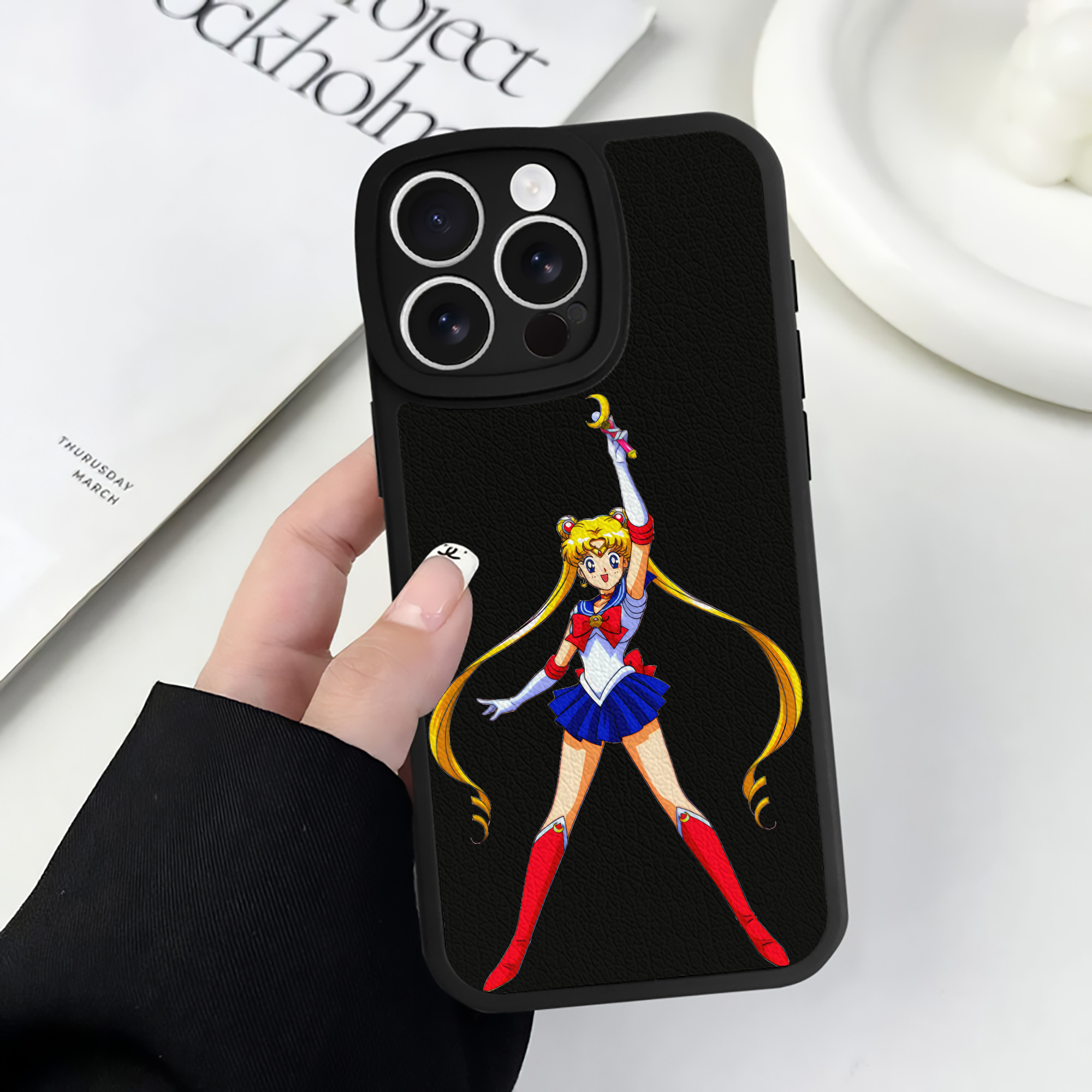 （画像用） 美少女戦士セーラームーン 月野 うさぎ つきの うさぎ Sailor Moon Tsukino Usagi 【iPhone 16シリーズ対応】シリコンスマホケース（レザー調） 材質：シリコン